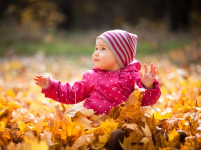 Bébé joue dans les feuilles, automne