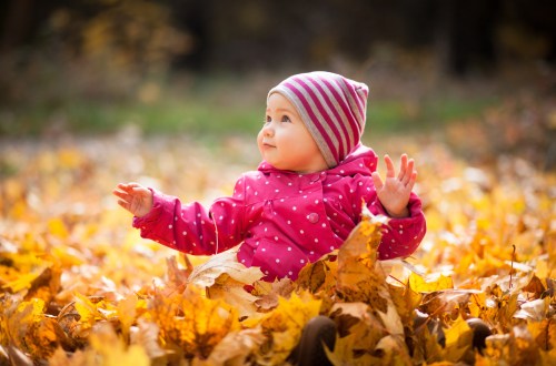 Bébé joue dans les feuilles, automne