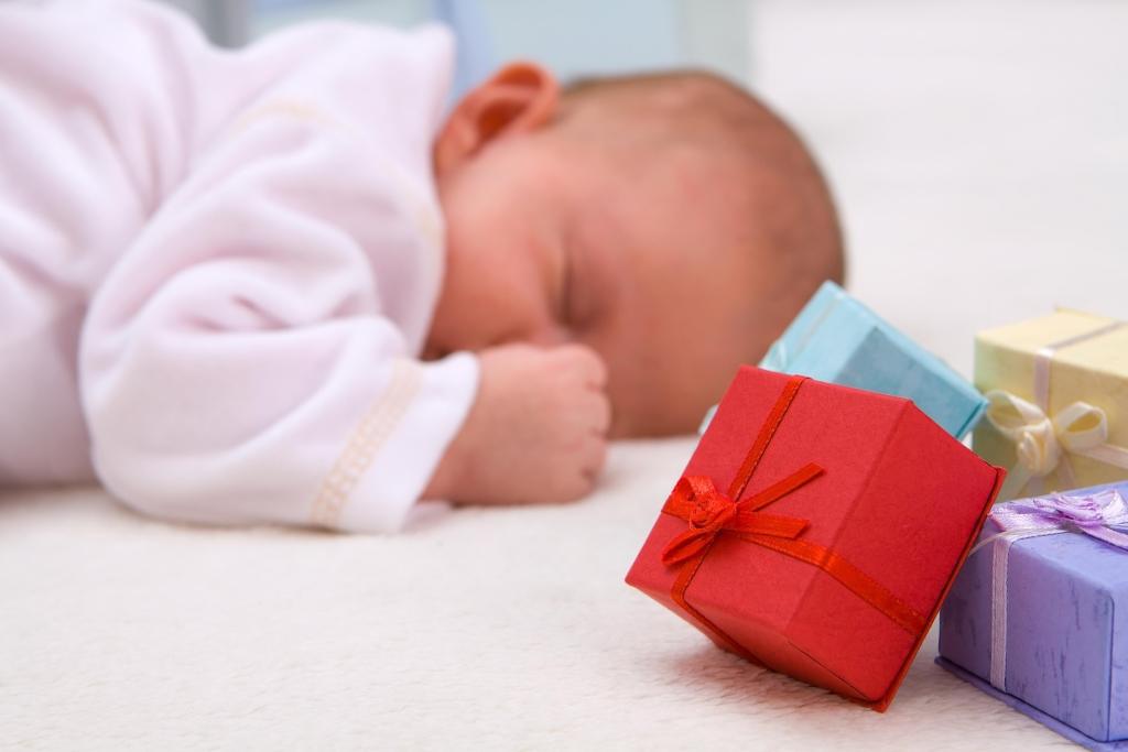 Bébé dort à côté de ses cadeaux