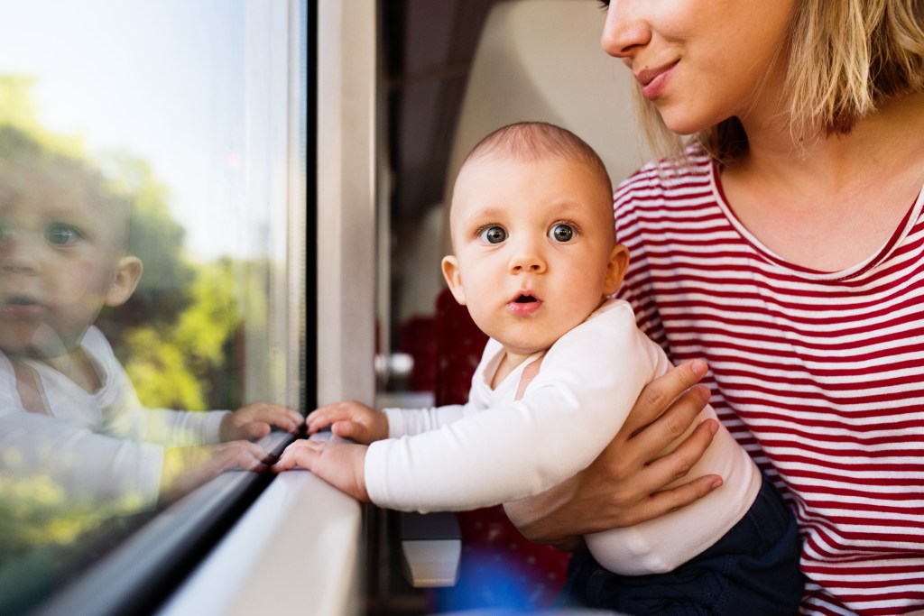 Bébé prend le train