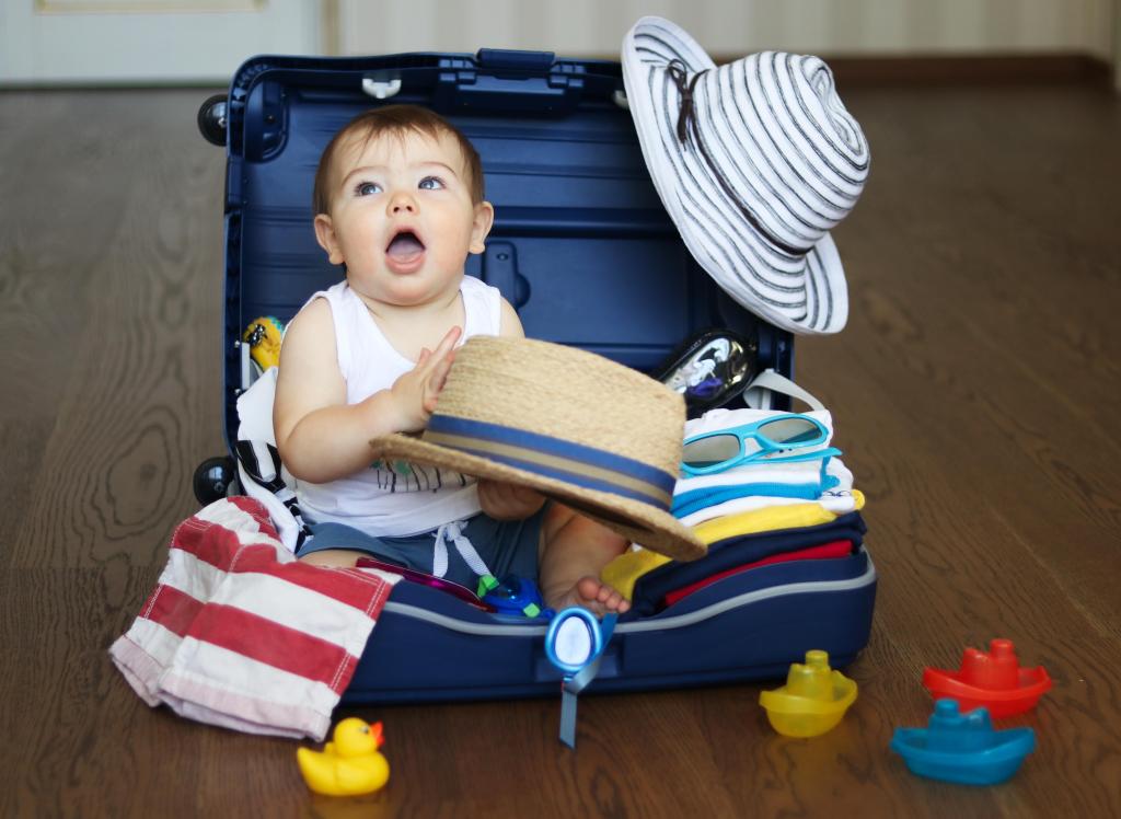 Bébé dans une valise voyage