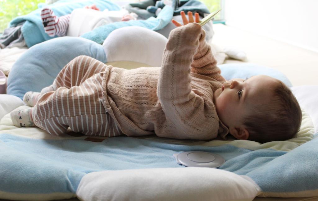 Bébé qui joue tapis d'éveil