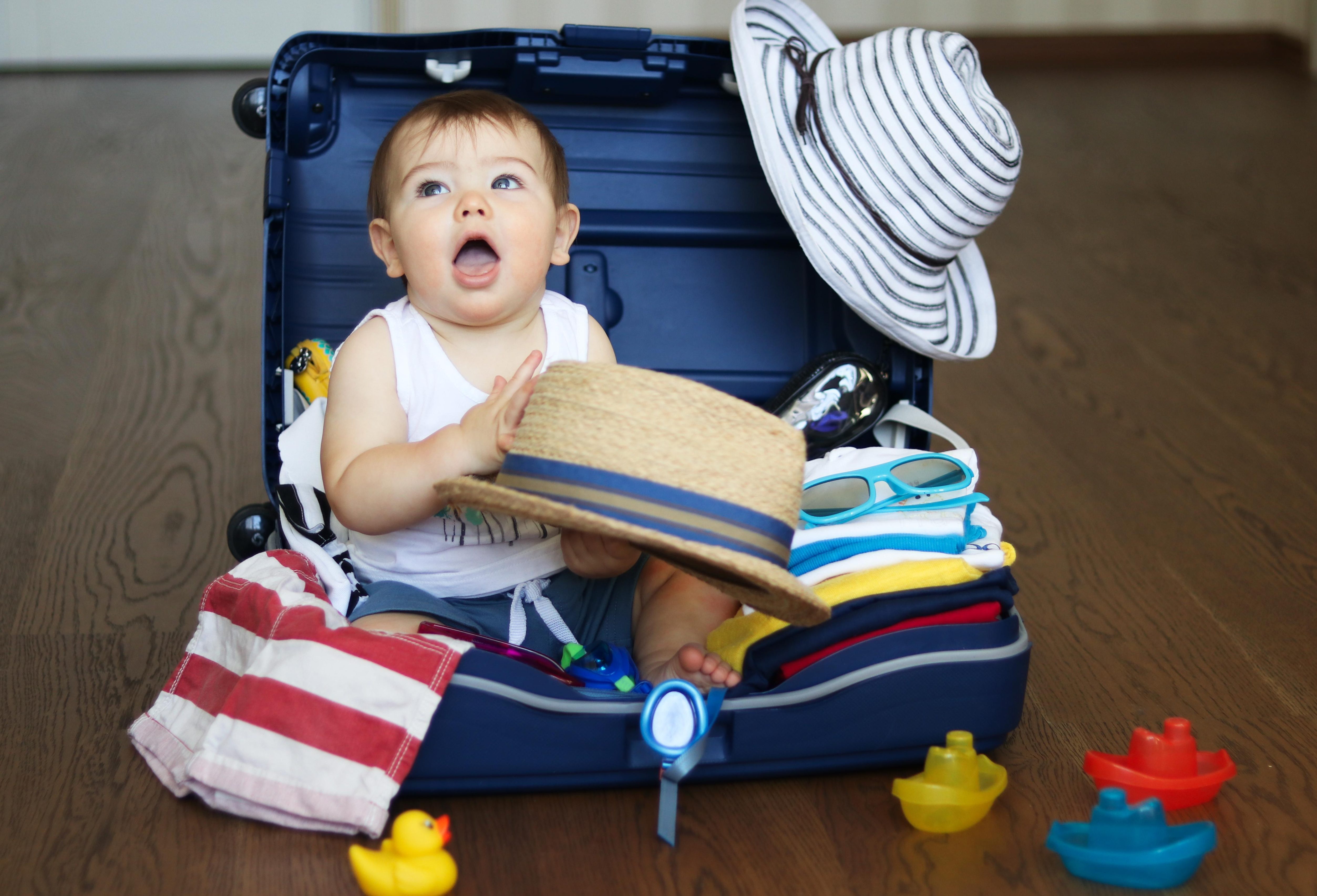 Bébé dans une valise voyage